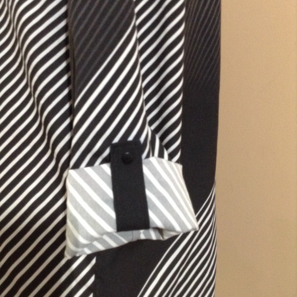 Calvin Klein || Woman’s black and white light weight blouse size Medium - Picture 5 of 5